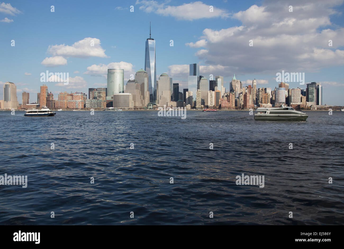 Du New Jersey, un bateau-taxi est vu en face de New York City Skyline avec One World Trade Center (WTC), 1Freedom Tower, New York City, New York, USA Banque D'Images