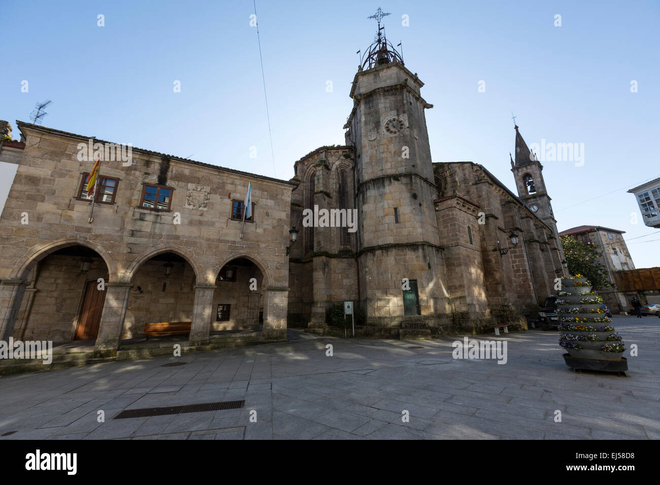 Mairie et église de Santiago sur la plaza de la Contistucion, Betanzos. La Galice Banque D'Images
