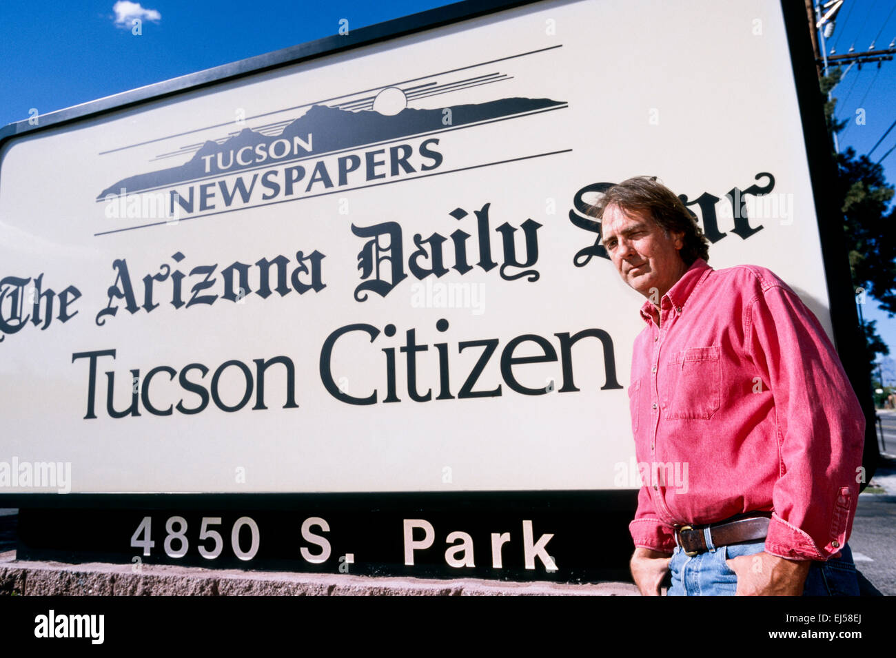 TUCSON, AZ - le 25 septembre - auteur Charles Bowden se dresse devant l'Arizona Daily Star, un journal local de Tucson, Arizona, du 24 au 25 septembre 1998. Banque D'Images