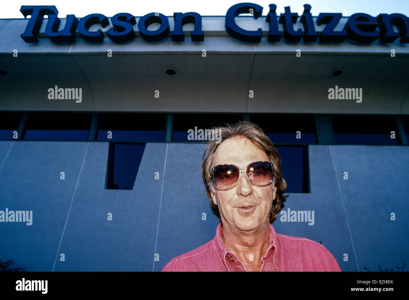 TUCSON, Arizona - SEPTEMBRE 25 - l'auteur Charles Bowden se tient devant le Tucson Citizen à Tucson, Arizona, le 25 septembre 1998 Banque D'Images
