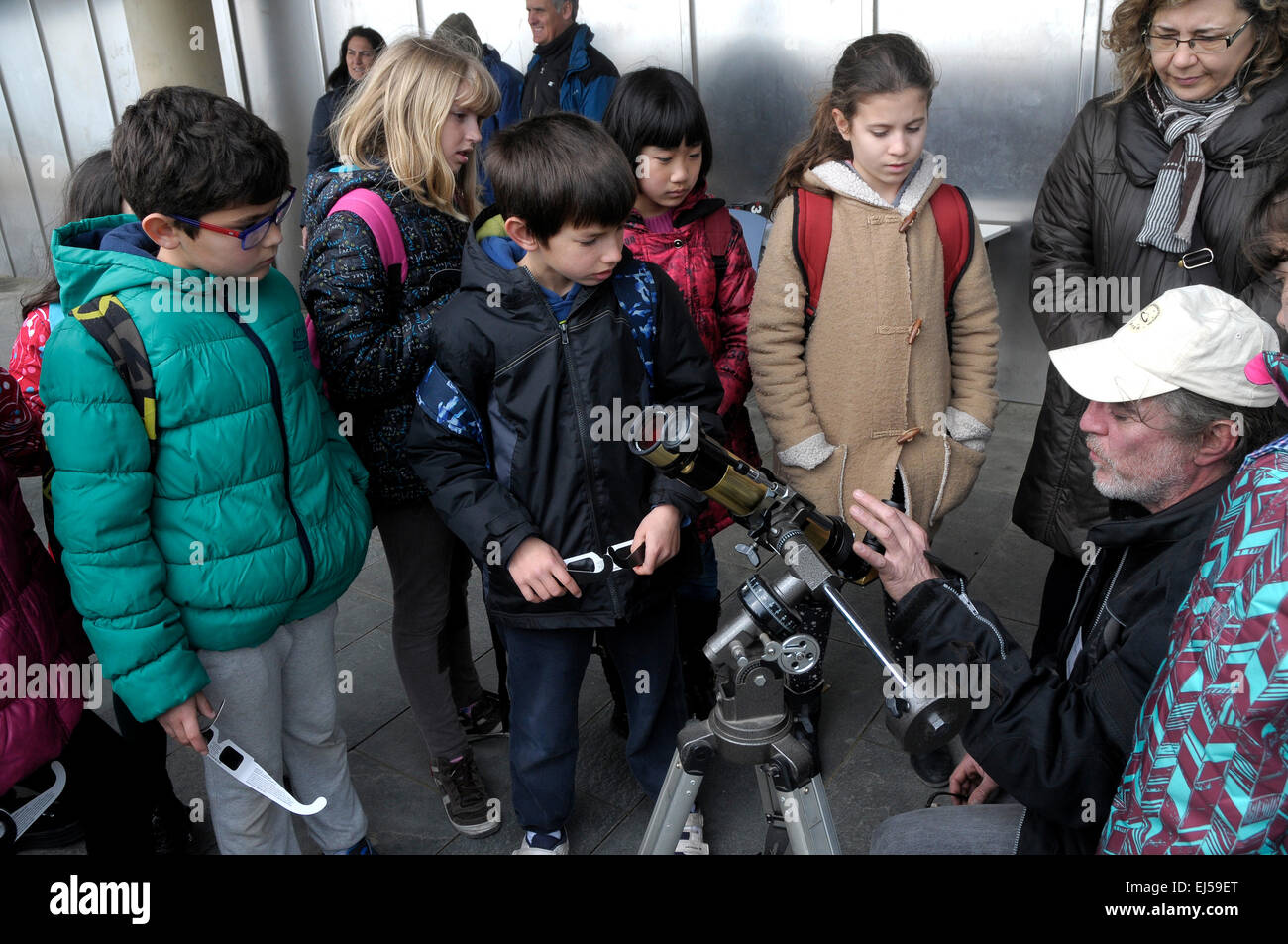 L homme d expliquer des enfants comment fonctionne un t lescope