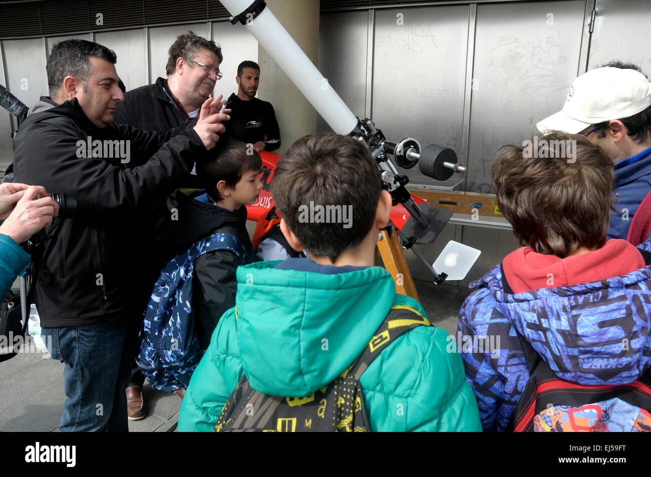 L homme d expliquer des enfants comment fonctionne un t lescope