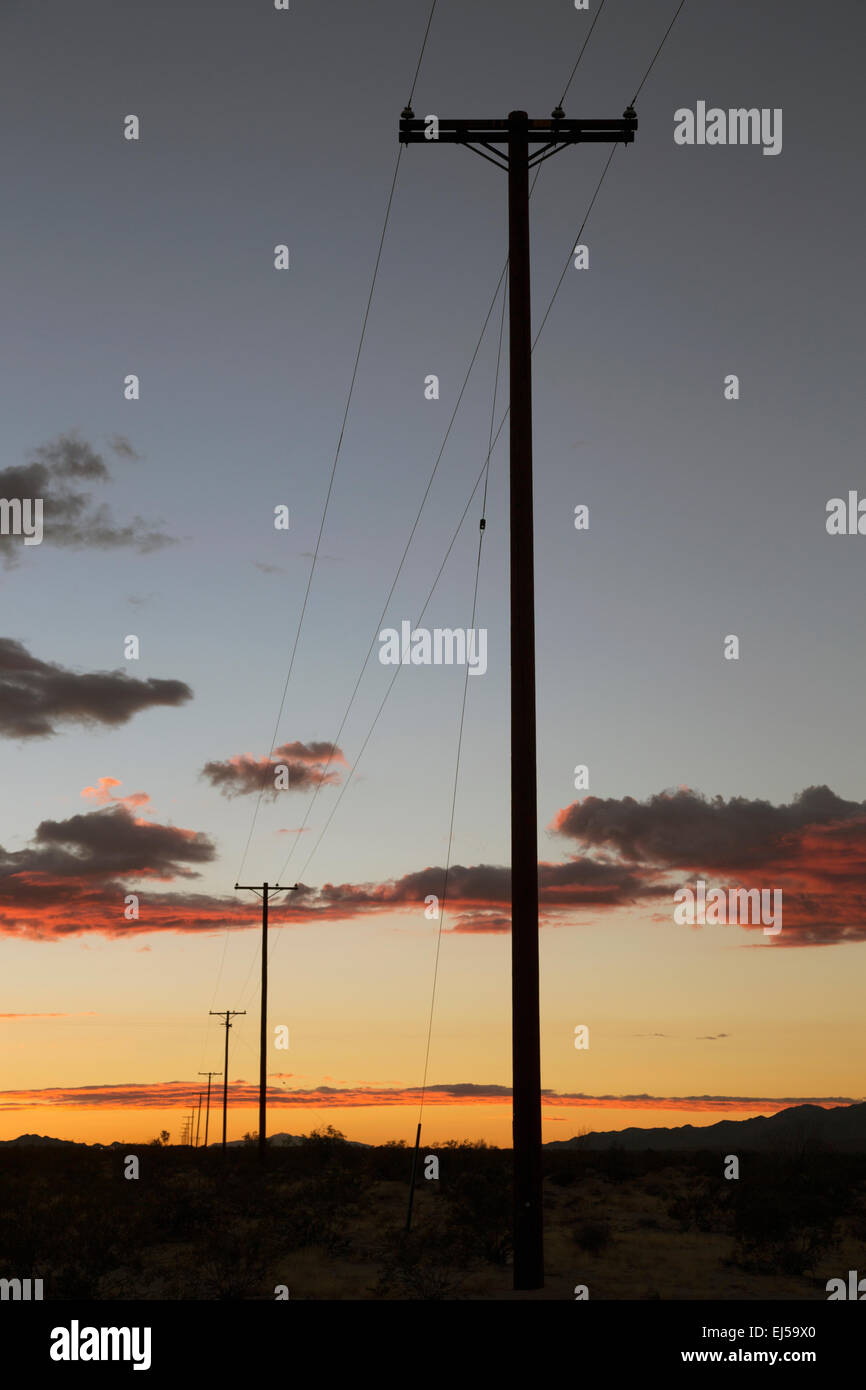 Sondages téléphoniques au coucher du soleil, de l'Interstate 10, près de Palm Springs, California, USA Banque D'Images