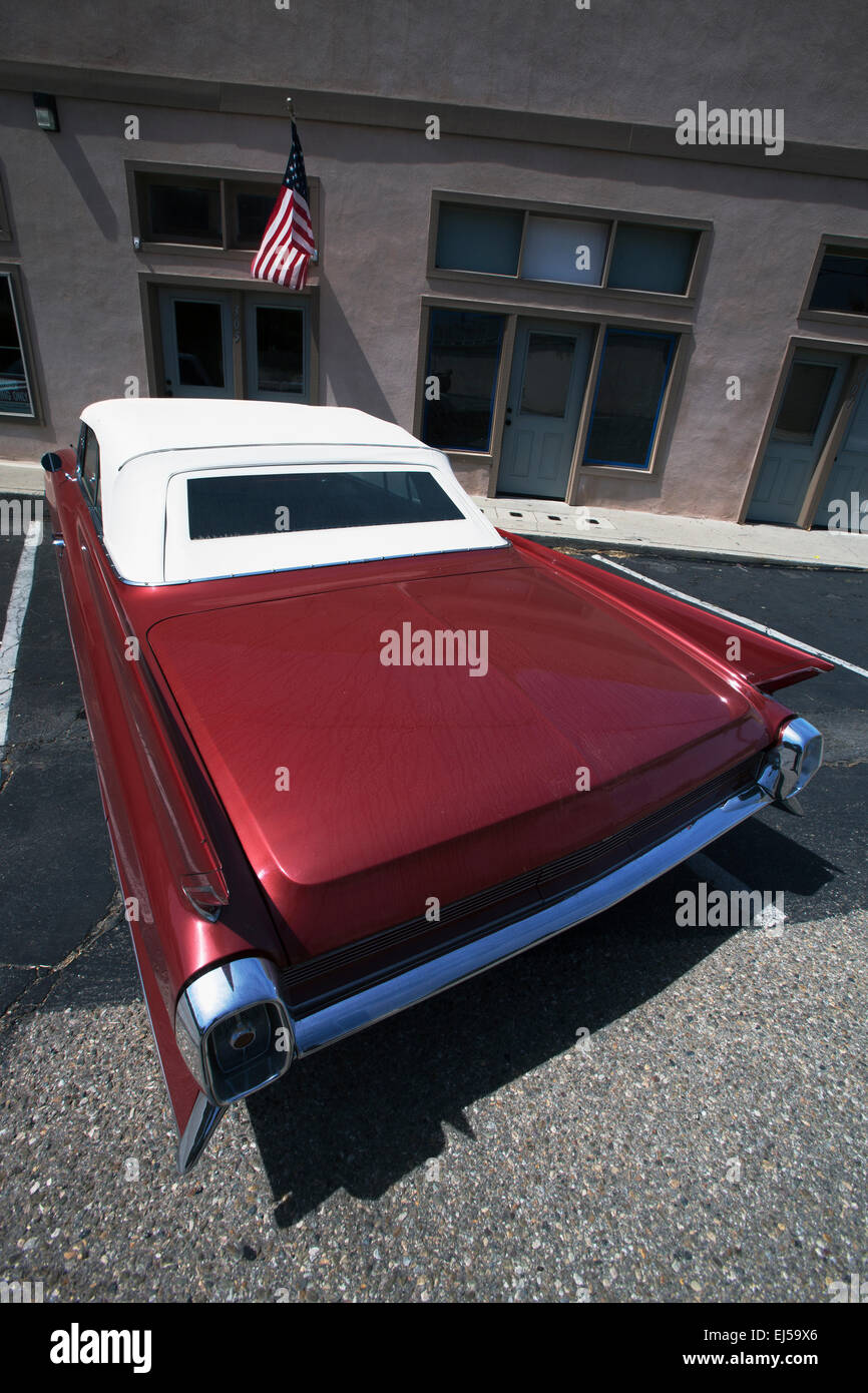 Vintage Cadilac et drapeau américain stationné en face de Saddle Shop, Oak View, Californie, États-Unis Banque D'Images