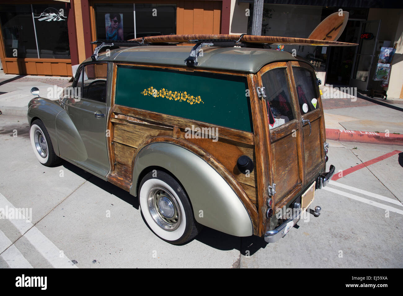 Mini woody station wagon avec planche de surf, Ventura, Californie, USA Banque D'Images