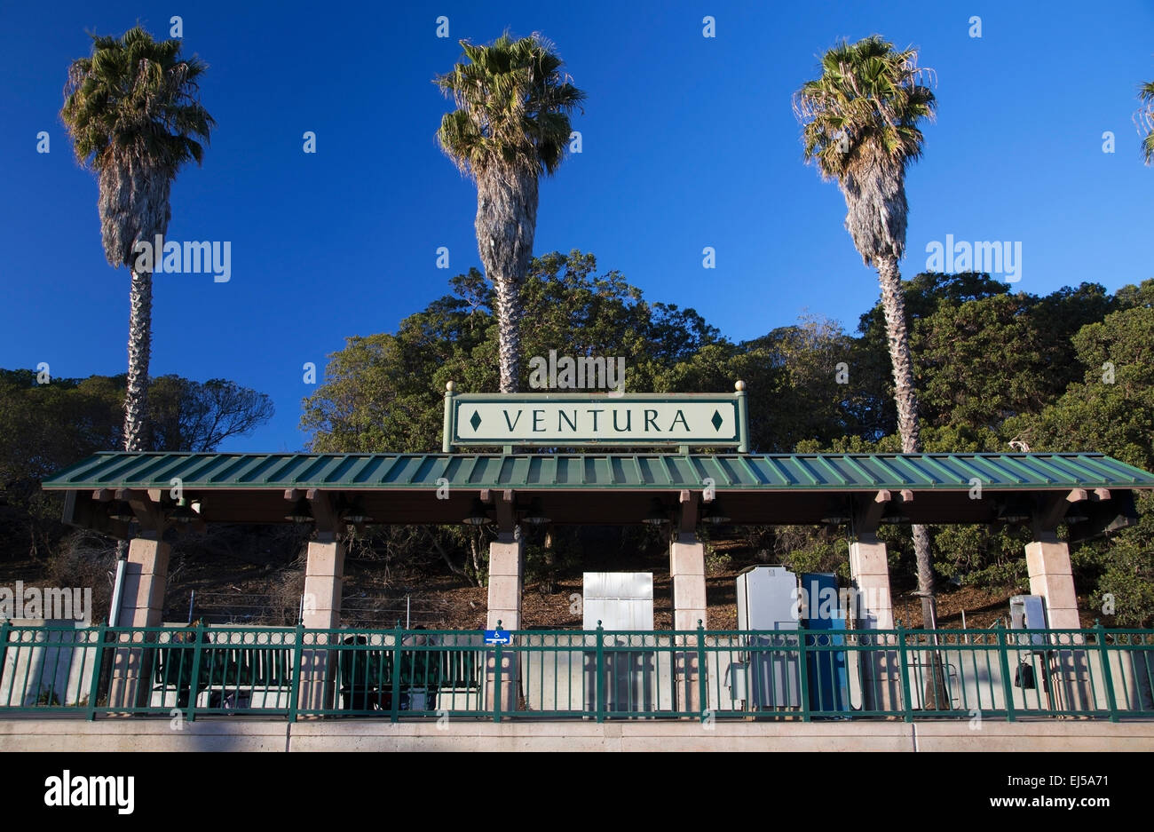 Arrêt de train Amtrak avec trois palmiers, Ventura, Californie, USA Banque D'Images