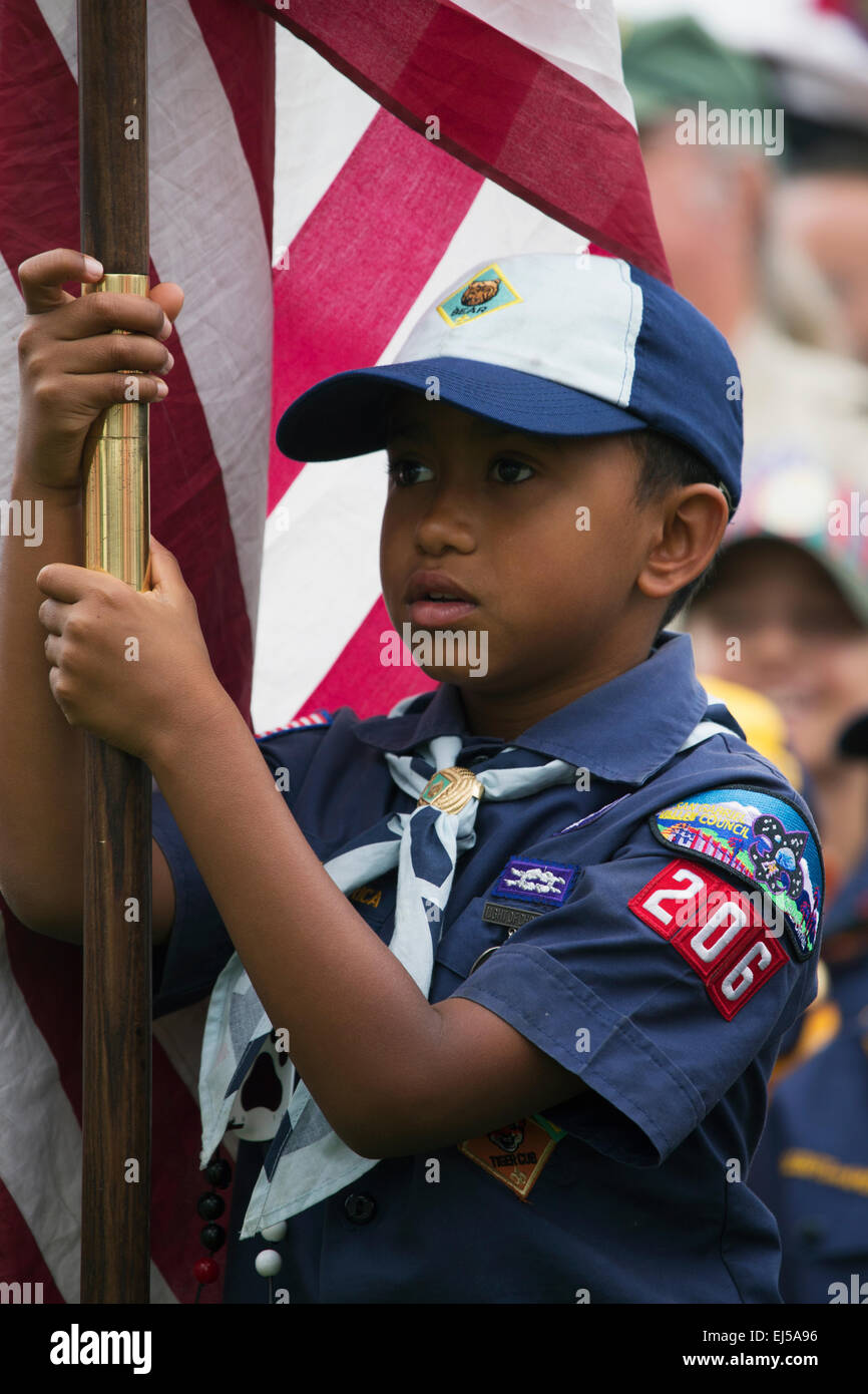 African American cubscout affiche US Flag au Jour commémoratif de l'événement solennel 2014, Los Angeles National Cemetery, California, USA Banque D'Images