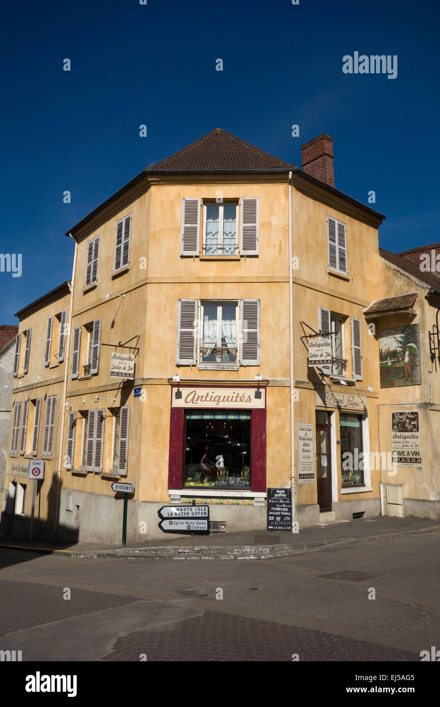 Boutique d'antiquités à Vétheuil, Val-d'Oise, Île-de-France, France Banque D'Images