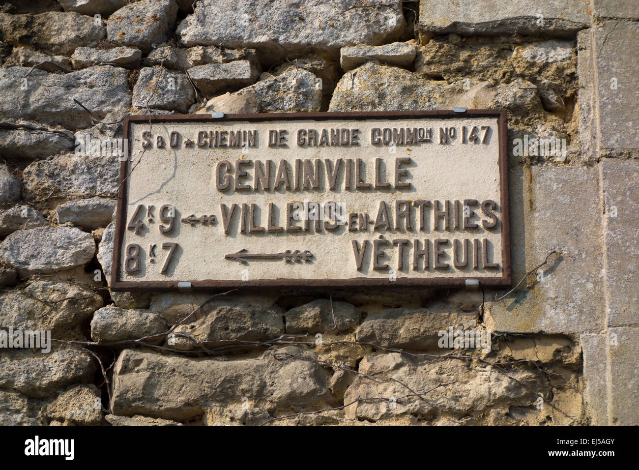Ancien panneau routier à Genainville, Val-d'Oise, Ile de France, France Banque D'Images