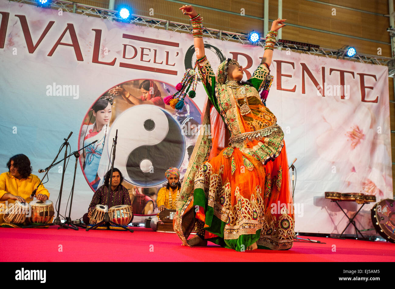 Turin, Italie. 20 mars, 2015. Le Lingotto fair 'Festival dell'Oriente' du 20 au 22 mars 2015 et du 27 au 30 mars 2015 - 20 mars 2015 - Inde Rajasthan Dhoad gitans du Rajasthan et Gumar dance Crédit : Realy Easy Star/Alamy Live News Banque D'Images