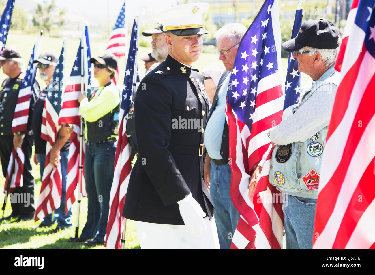 Officier de l'US Marine en l'honneur d'un soldat, Zach PFC Suarez, 'honneur Mission" sur l'autoroute 23, route de service commémoratif, Westlake Village, Californie, USA Banque D'Images