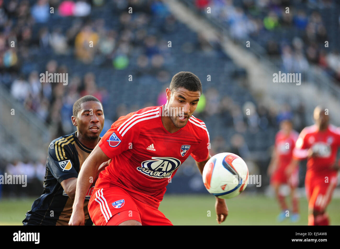 Chester, Pennsylvanie, USA. Mar 21, 2015. FC Dallas's, TESHO AKINDELE, (13) et l'Union de Philadelphie, RAY GADDIS, (28) en action FC Dallas battu 2-0 à l'Union européenne PPL Park à Chester Pa © Ricky Fitchett/ZUMA/Alamy Fil Live News Banque D'Images