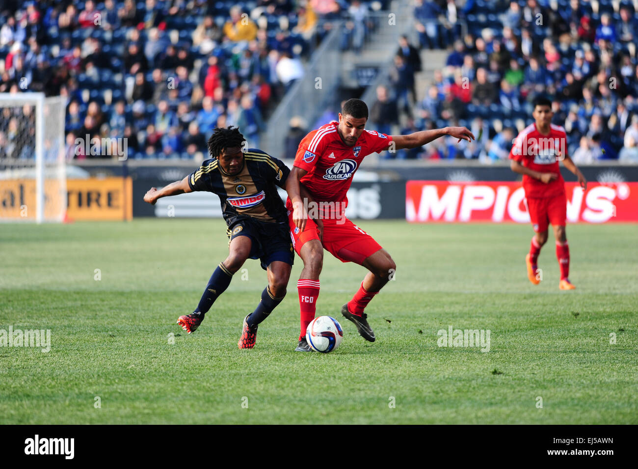 Chester, Pennsylvanie, USA. Mar 21, 2015. FC Dallas's, TESHO AKINDELE, (13) et l'Union de Philadelphie, MICHAEL LAHOUD, (13) en action FC Dallas battu 2-0 à l'Union européenne PPL Park à Chester Pa © Ricky Fitchett/ZUMA/Alamy Fil Live News Banque D'Images