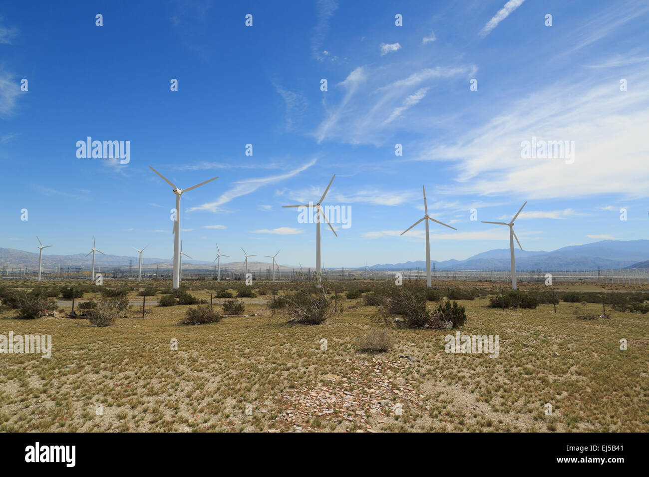 Une photo de quelques éoliennes dans la ferme éolienne de San Gorgonio près de Palm Springs en Californie. Banque D'Images