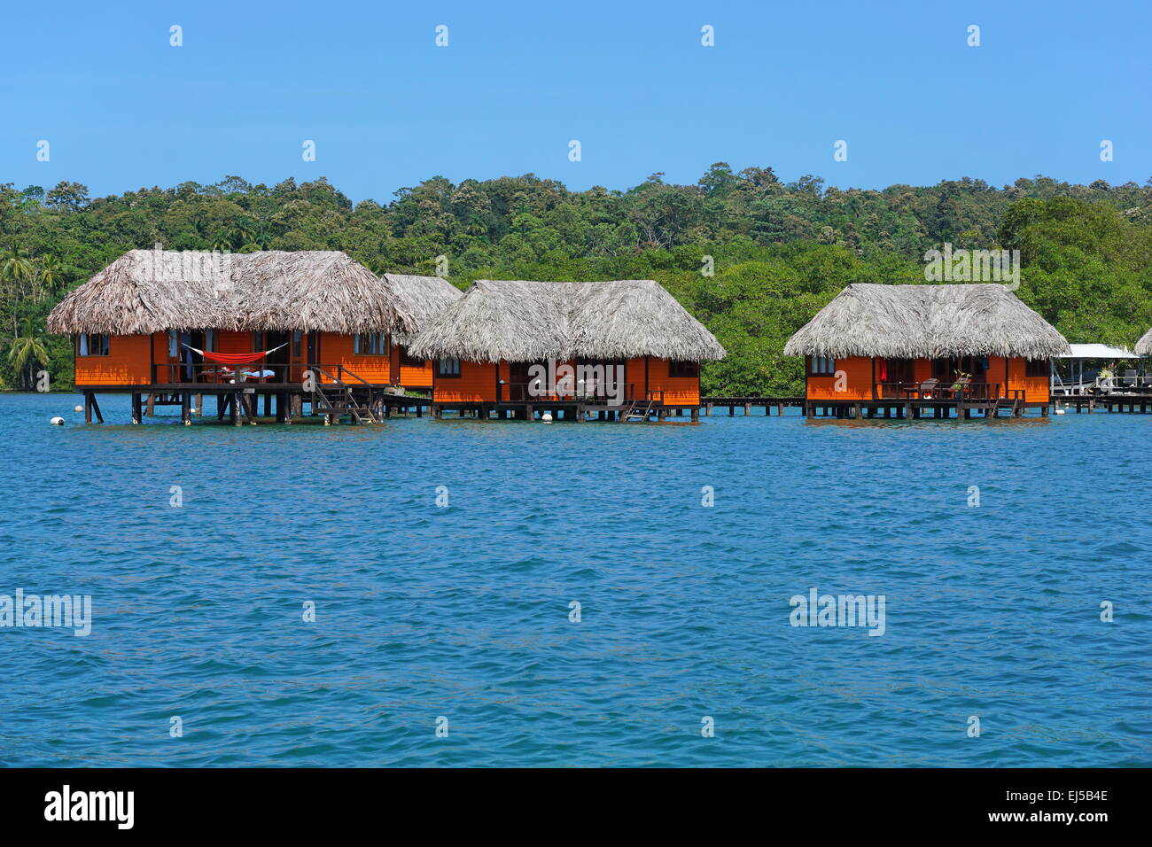 Bungalows tropicale au-dessus de l'eau, des Caraïbes, Panama, Amérique Centrale Banque D'Images