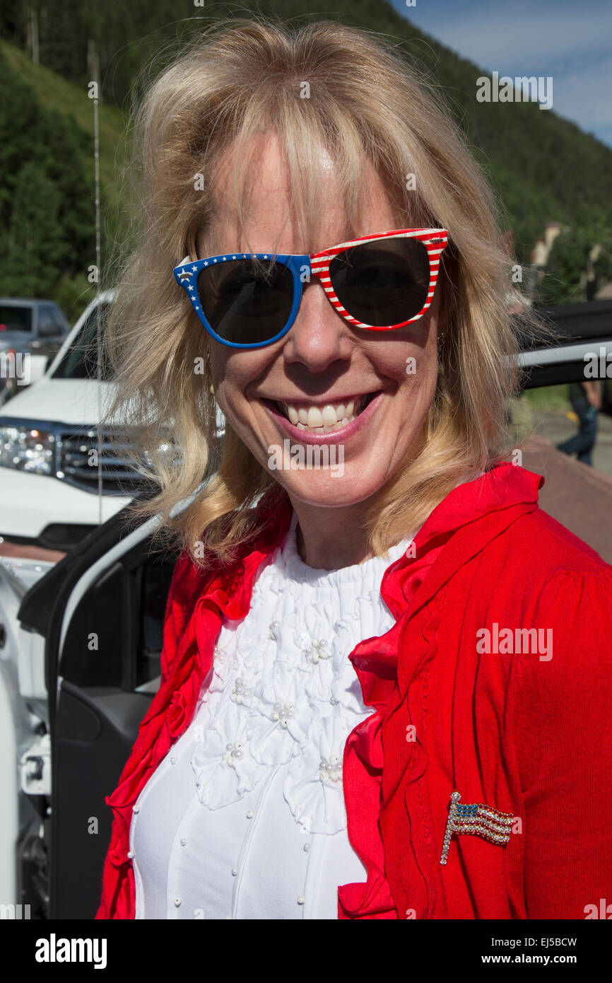 Très jolie jeune femme en rouge blanc et bleu couleurs sourit, le 4 juillet, Independence Day Parade, Telluride, Colorado, USA Banque D'Images