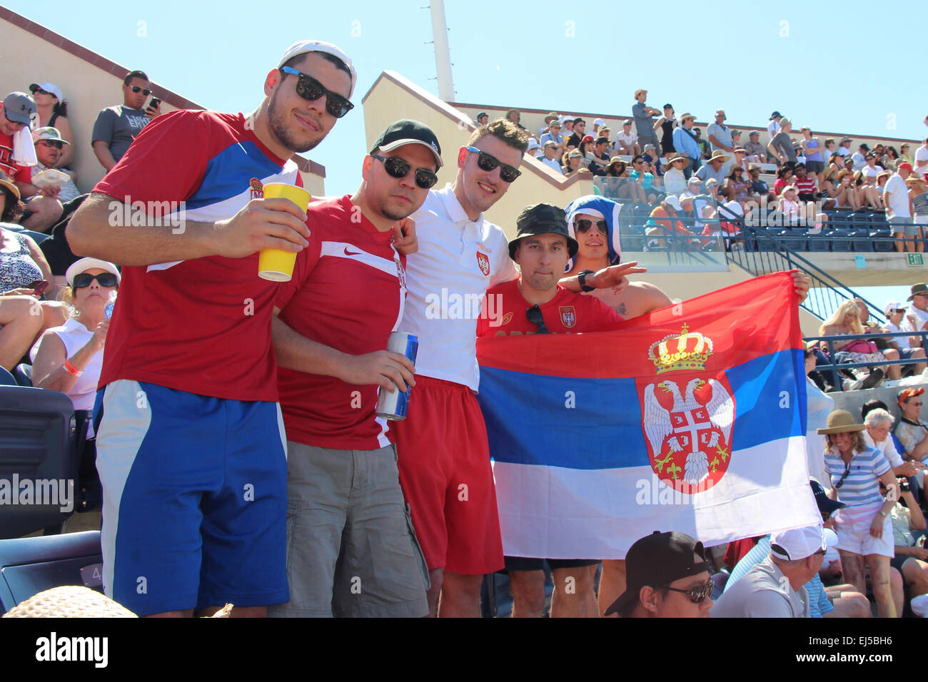 Indian Wells, en Californie, USA. 21 mars, 2015. Joueur de tennis Novak Djokovic (Serbie) à l'encontre de la joueuse de tennis britannique Andy Murray en demi-finale du simple messieurs au BNP Paribas Open (score 6-2 6-3). Photo : Fans de la Serbie. Credit : Lisa Werner/Alamy Live News Banque D'Images