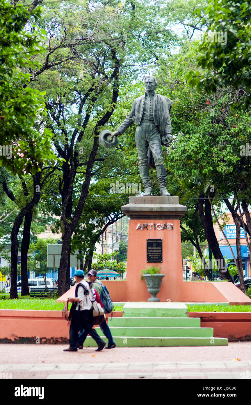 Plaza uruguaya scène avec ambulants, Asuncion, Paraguay Banque D'Images