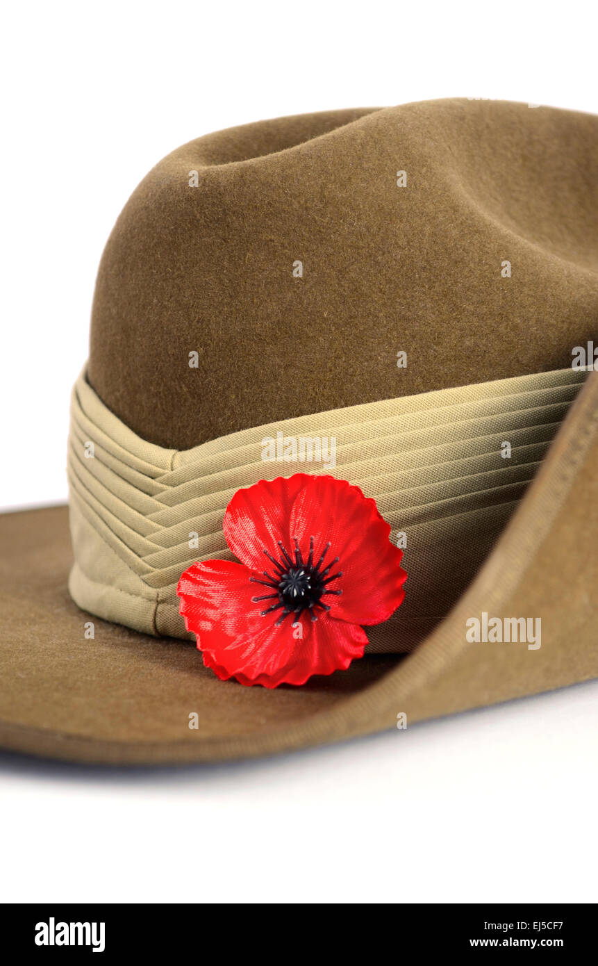 L'armée de l'Anzac Day slouch hat avec pavot rouge sur fond blanc. Banque D'Images