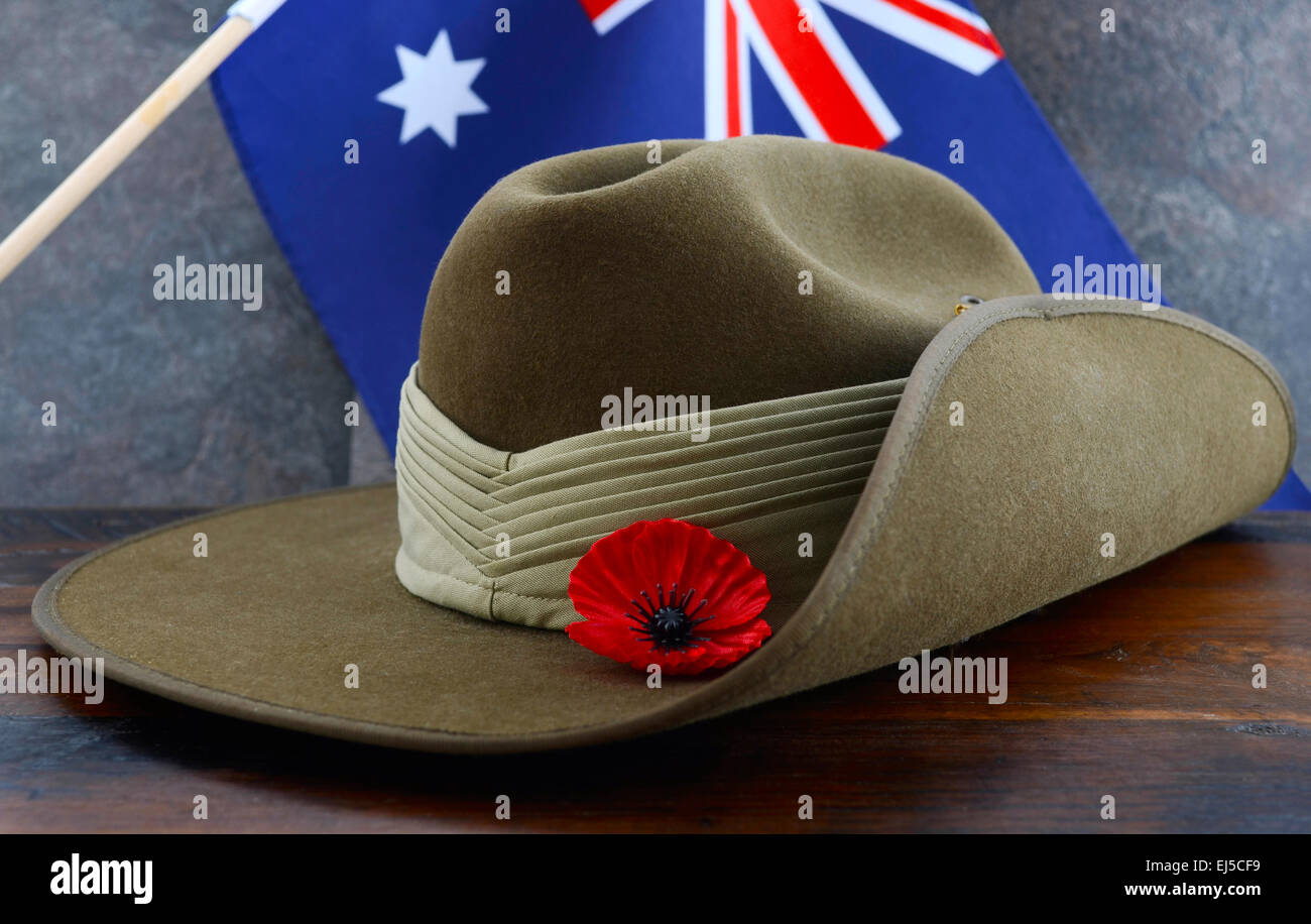L'armée de l'Anzac slouch hat avec drapeau australien sur fond de bois  vintage Photo Stock - Alamy
