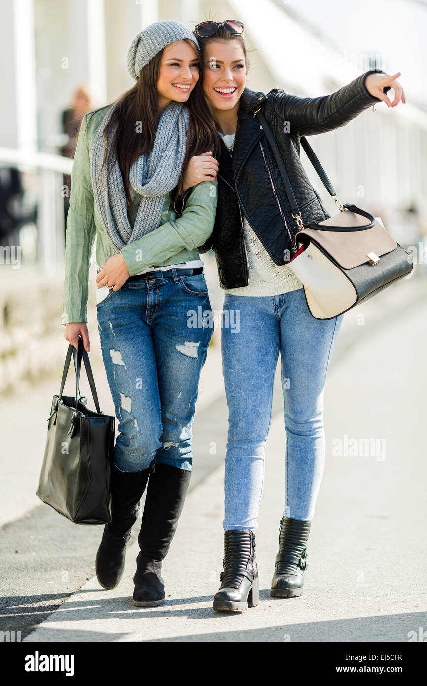 Deux jeunes femmes belle balade et shopping avec des expressions joyeuses Banque D'Images