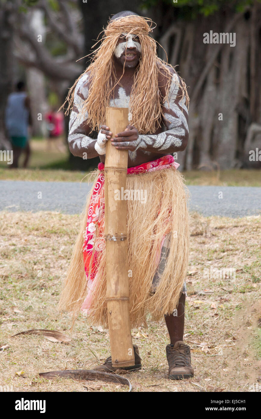 Kuto, Iles des Pins-January 8e 2014 : Un homme kanak joue de son instrument  pendant une chanson et de danse. Kanak mélanésiennes sont Photo Stock -  Alamy