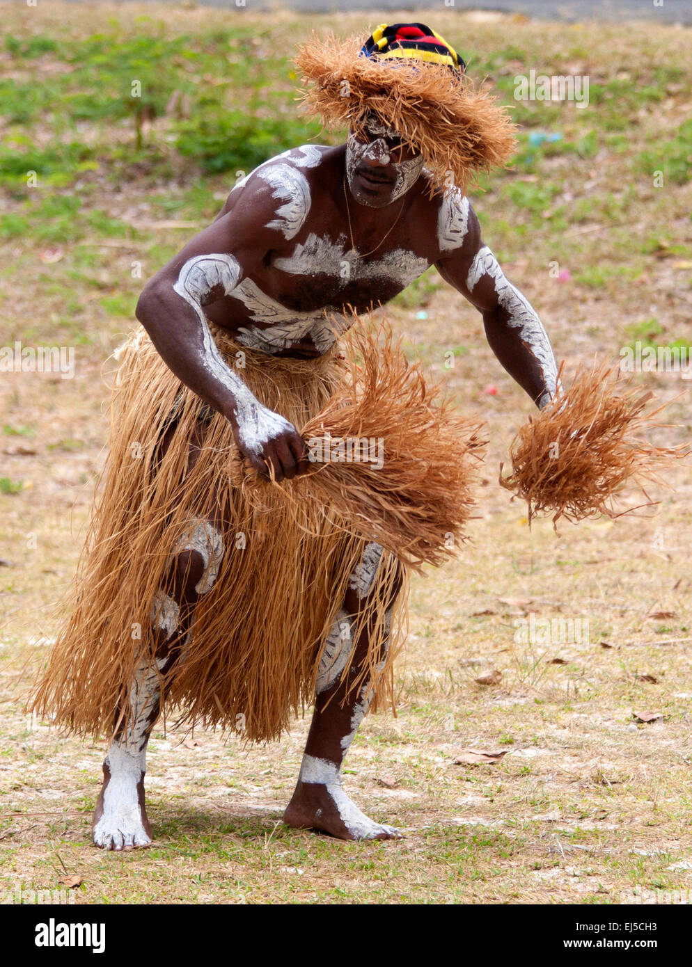 Kuto, Iles des Pins-January 8e 2014 : Un danseur kanak pendant une chanson et de danse. Kanak mélanésiennes sont les principaux inh Banque D'Images