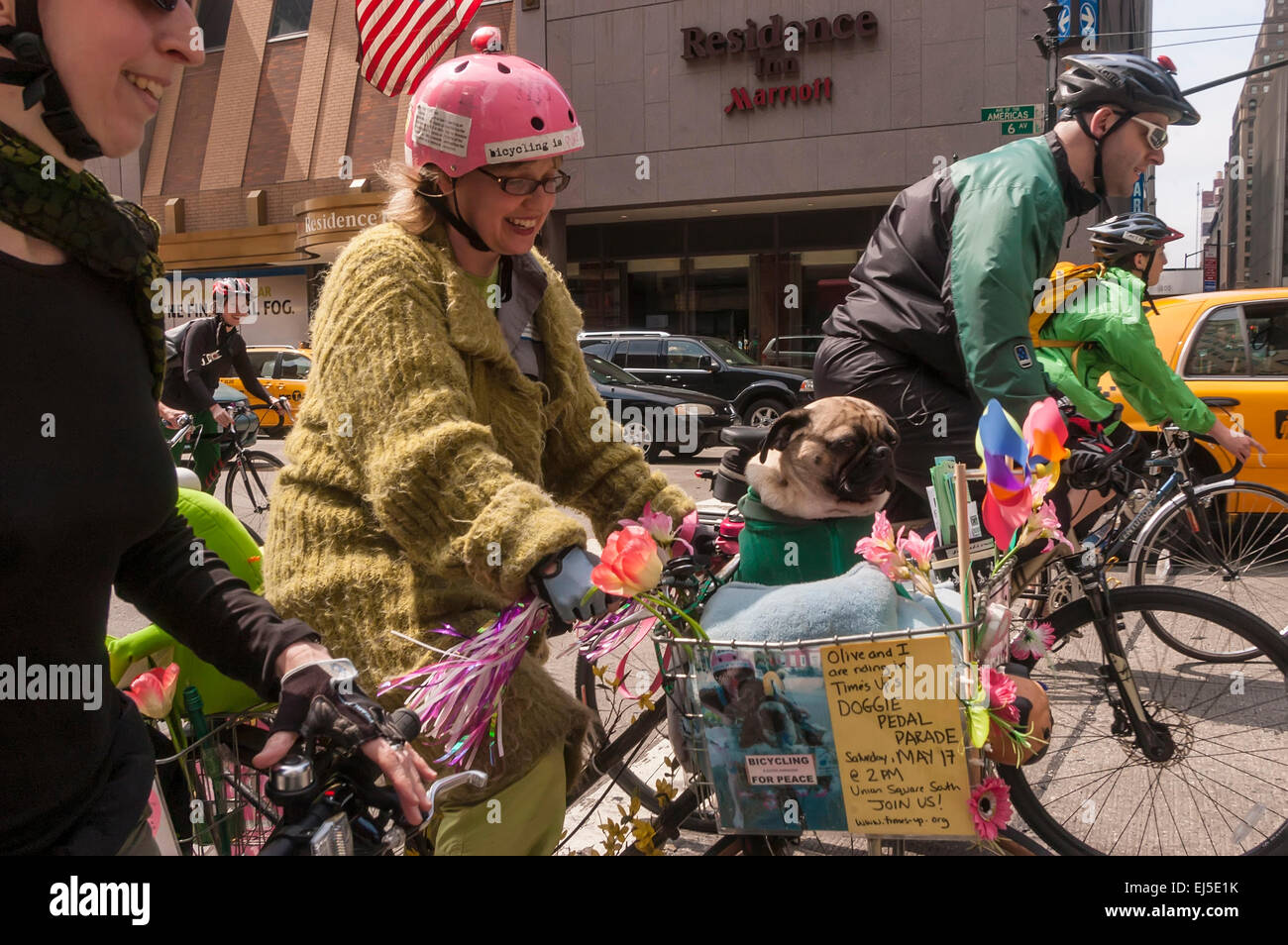 New York, NY 21 avril 2008 - Les membres de la groupe de défense de l'environnement, Times-Up, jour de la Terre en vélo à travers Manhattan pour promouvoir les droits de l'powered les transports écologiques. ©Stacy Walsh Rosenstock/Alamy Banque D'Images