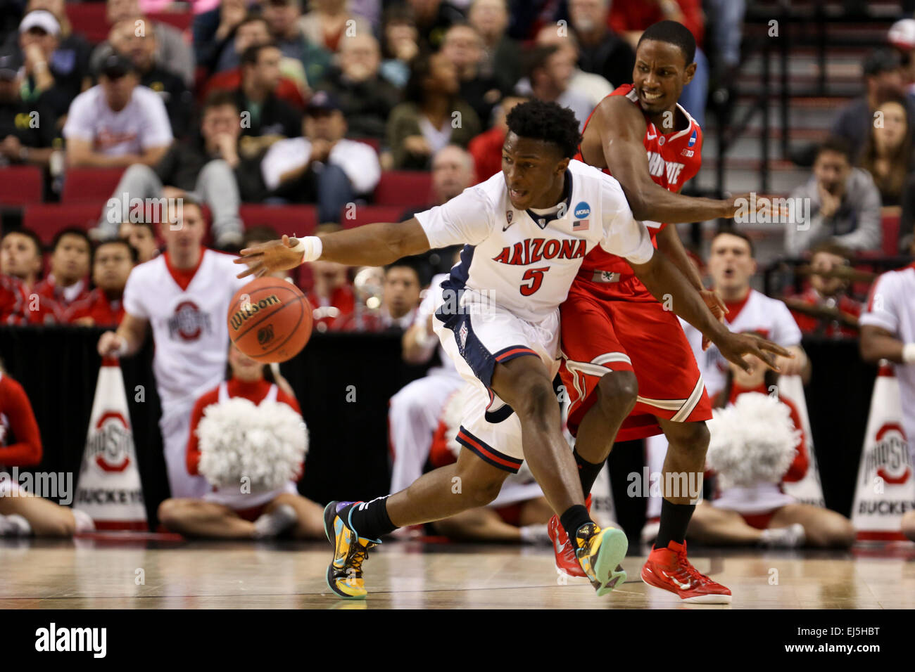 21 mars 2015 - STANLEY JOHNSON (5) atteint pour la balle. Le Arizona Wildcats jouent l'Ohio State Buckeyes au Moda Center le 21 mars 2015. © David Blair/ZUMA/Alamy Fil Live News Banque D'Images