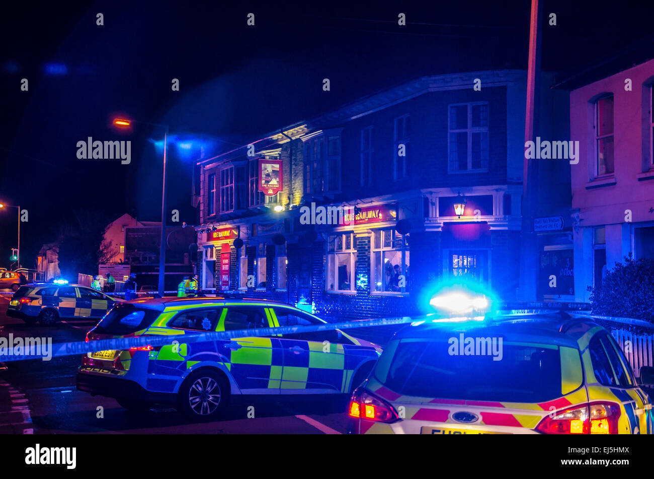 Incident de police Southend on Sea, Essex, Royaume-Uni. 21 mars 2015. La police a utilisé CS Gas pour briser un combat entre les fans de football rivaux de Cambridge Utd et Southend Utd devant le pub Railway Tavern d'East Street, Southend. Simon Dobbin, fan de Cambridge, a été grièvement blessé et a subi des lésions cérébrales, en passant le 21 octobre 2020. Les militants tentent de faire parvenir la loi de Simon au Parlement à cause de cette infraction Banque D'Images