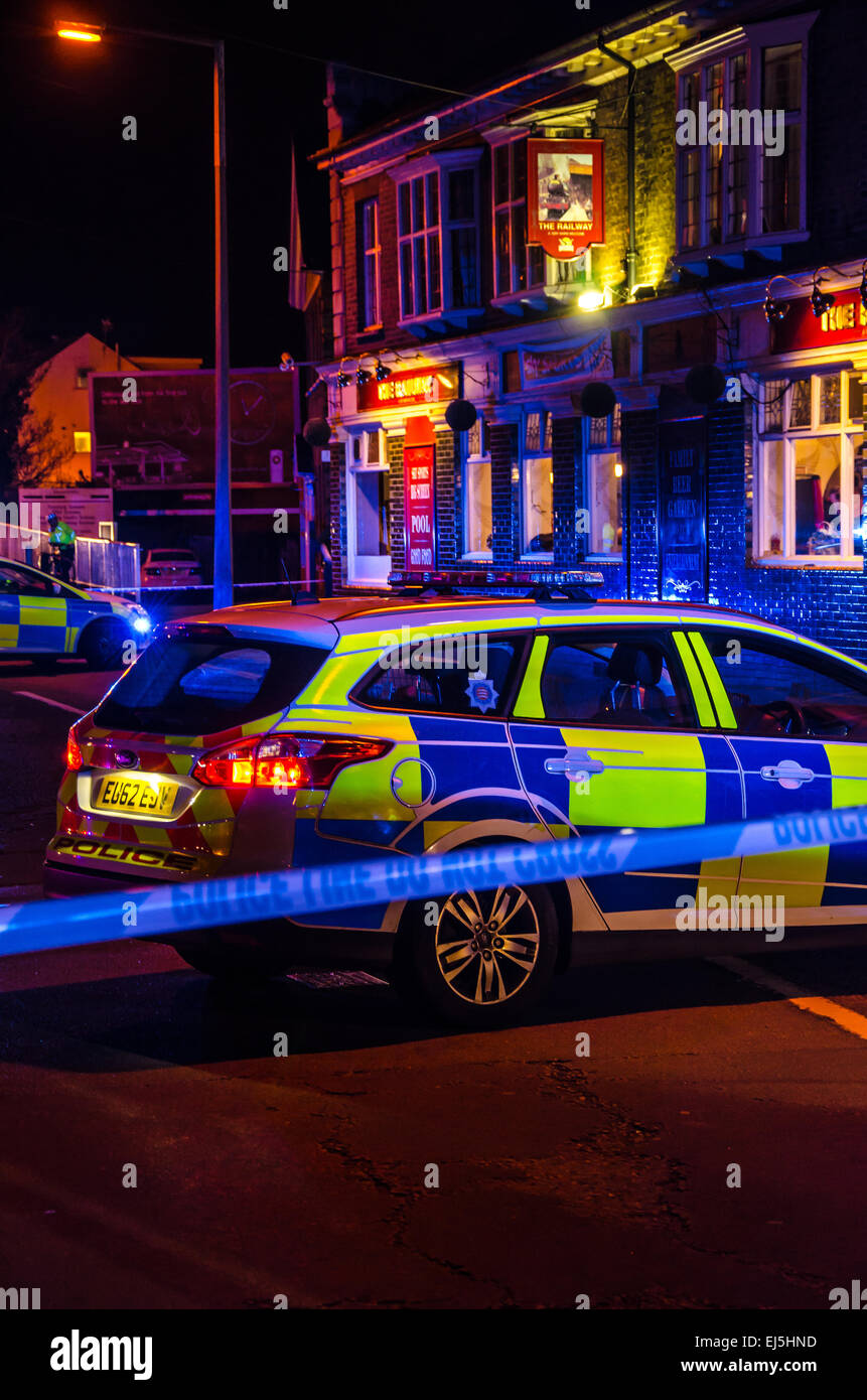Incident de police Southend on Sea, Essex, Royaume-Uni. 21 mars 2015. La police a utilisé CS Gas pour briser un combat entre les fans de football rivaux de Cambridge Utd et Southend Utd devant le pub Railway Tavern d'East Street, Southend. Simon Dobbin, fan de Cambridge, a été grièvement blessé et a subi des lésions cérébrales, en passant le 21 octobre 2020. Banque D'Images