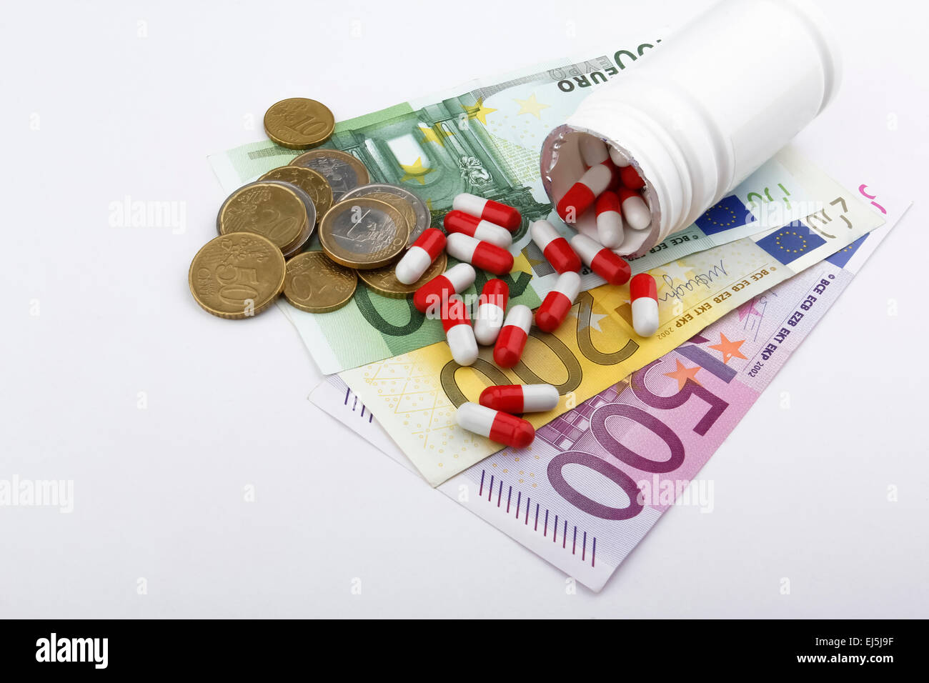 Comprimés et de l'argent Euros (EUR) Medecine concept. Les pilules sont située au-dessus de l'argent. Banque D'Images