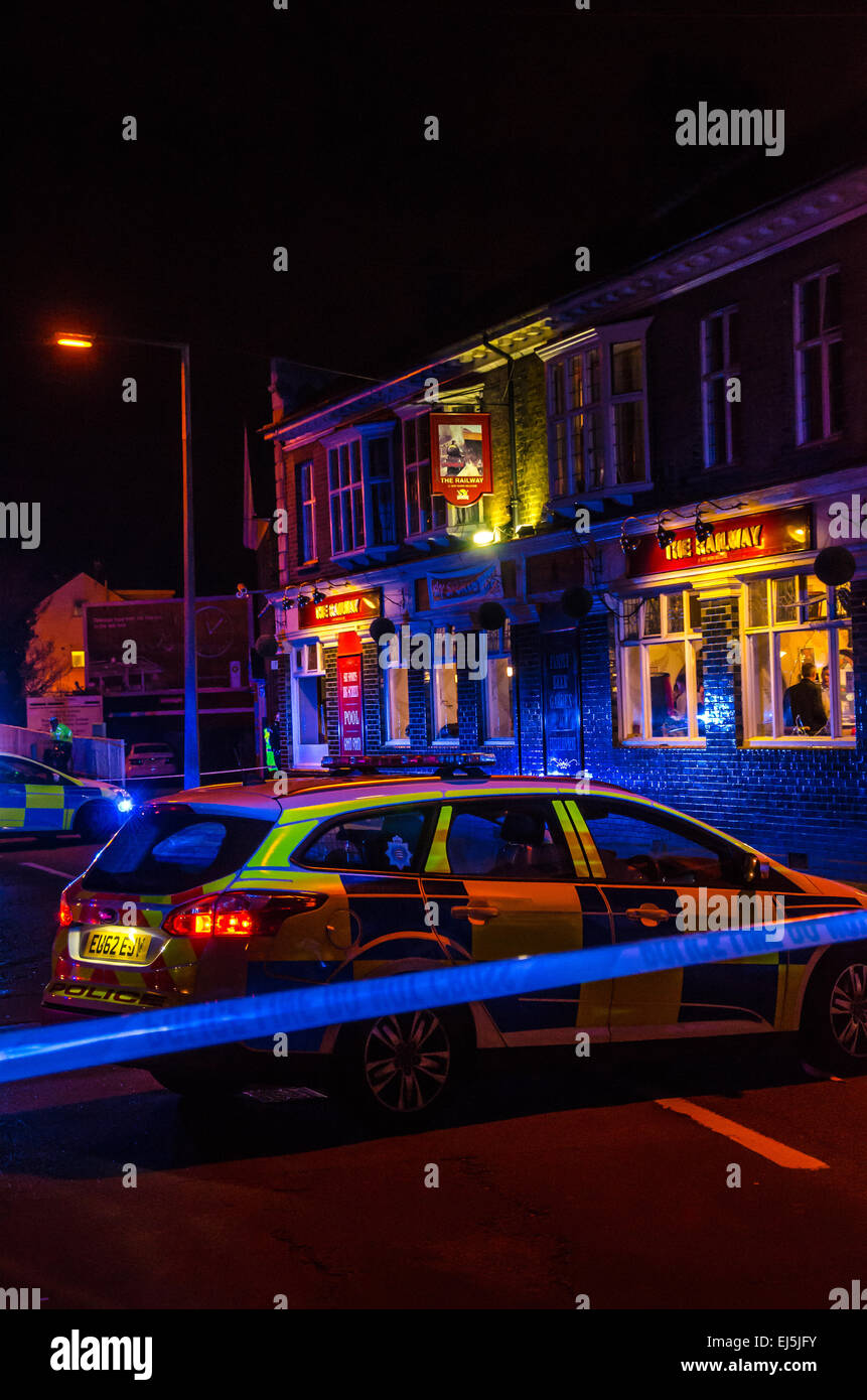 Incident de police Southend on Sea, Essex, Royaume-Uni. 21 mars 2015. La police a utilisé CS Gas pour briser un combat entre les fans de football rivaux de Cambridge Utd et Southend Utd devant le pub Railway Tavern d'East Street, Southend. Simon Dobbin, fan de Cambridge, a été grièvement blessé et a subi des lésions cérébrales, en passant le 21 octobre 2020. Les militants tentent de faire parvenir la loi de Simon au Parlement à cause de cette infraction Banque D'Images