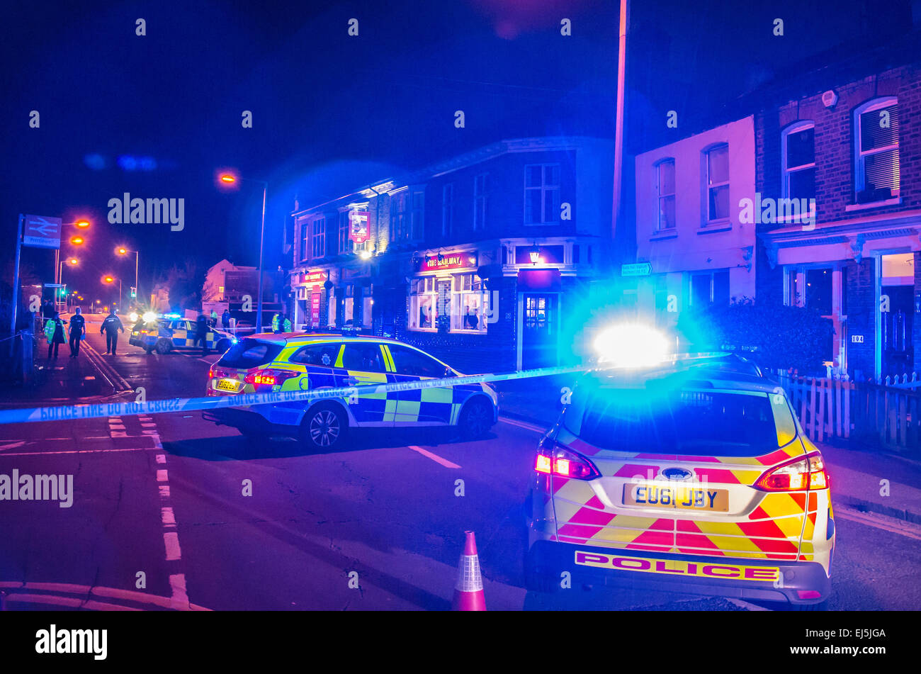 Incident de police Southend on Sea, Essex, Royaume-Uni. 21 mars 2015. La police a utilisé CS Gas pour briser un combat entre les fans de football rivaux de Cambridge Utd et Southend Utd devant le pub Railway Tavern d'East Street, Southend. Simon Dobbin, fan de Cambridge, a été grièvement blessé et a subi des lésions cérébrales, en passant le 21 octobre 2020. Banque D'Images