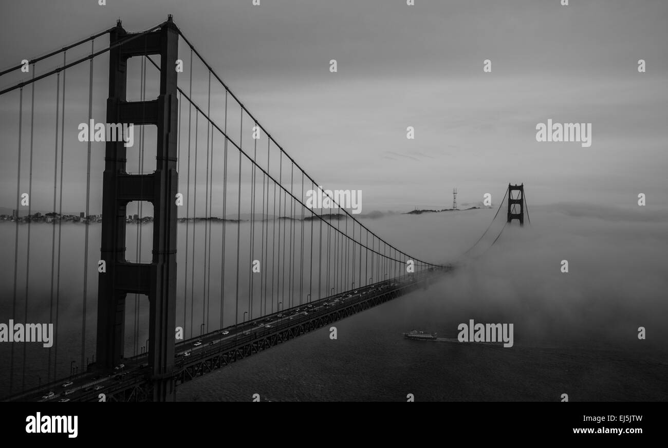 Golden Gate Bridge sur un après-midi brumeux de San Francisco, prises depuis la batterie Spencer. Banque D'Images