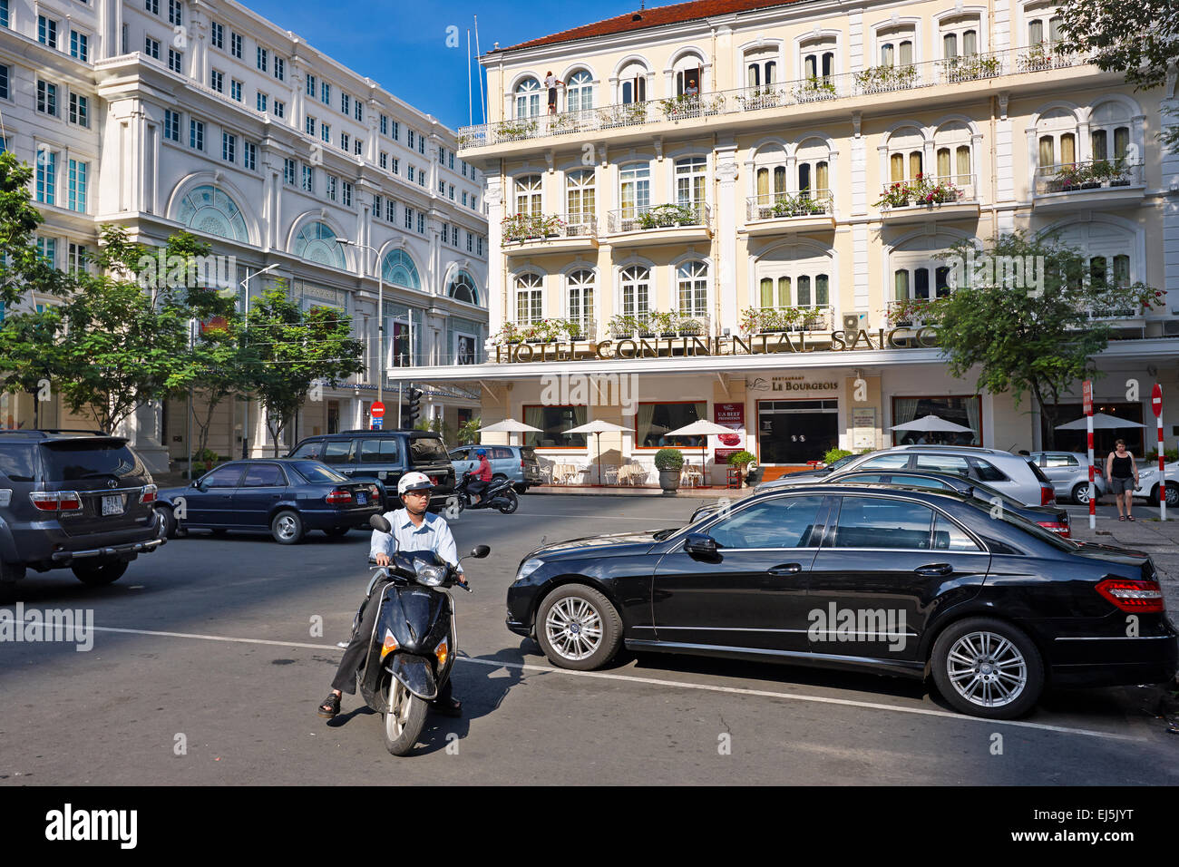 Homme en moto devant l'hôtel Continental Saigon. District 1, Ho Chi Minh ville, Vietnam. Banque D'Images