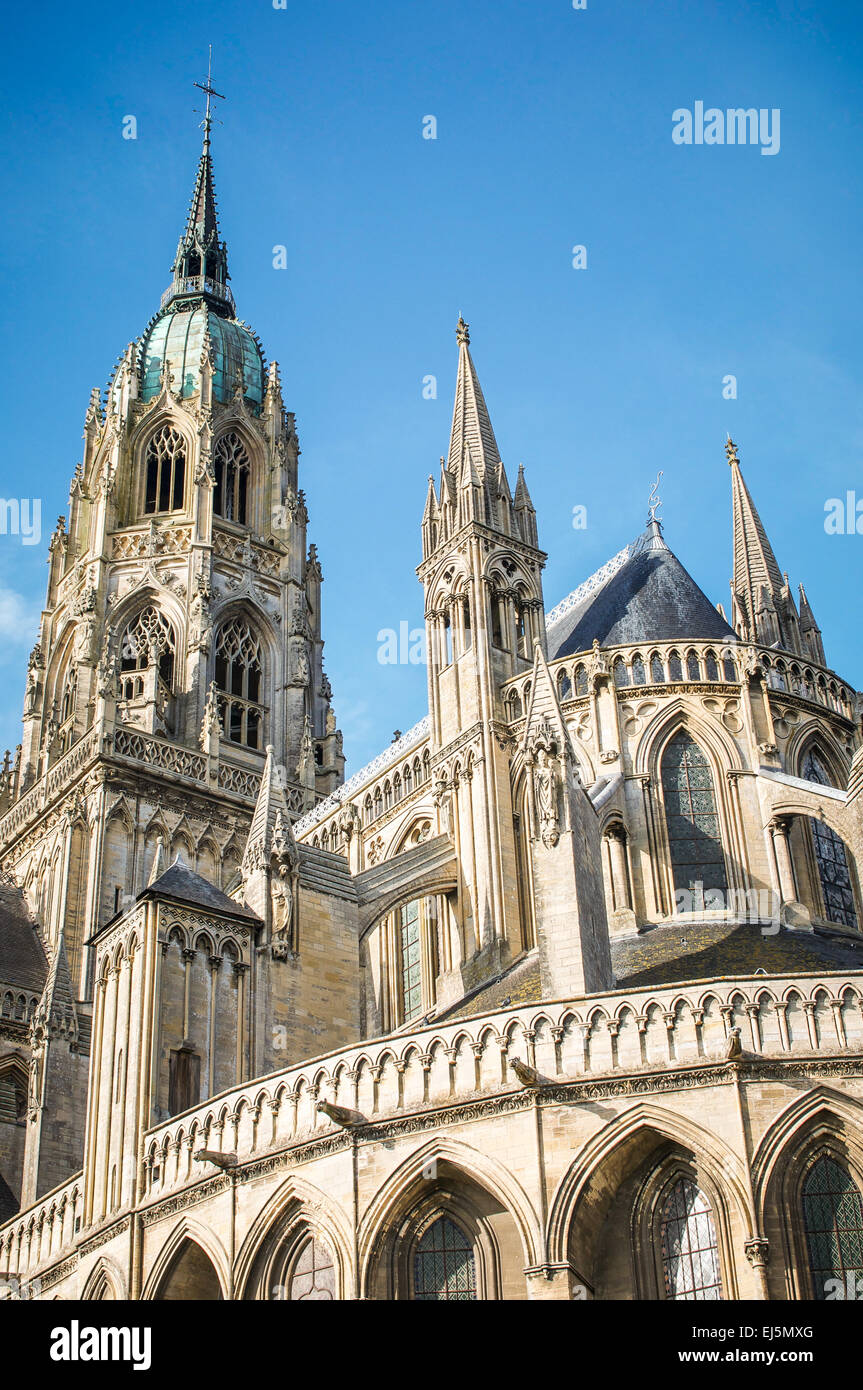L'élégant 11ème siècle, les tours, les clochers et façade de la cité médiévale de la cathédrale de Bayeux en Normandie, France. Banque D'Images