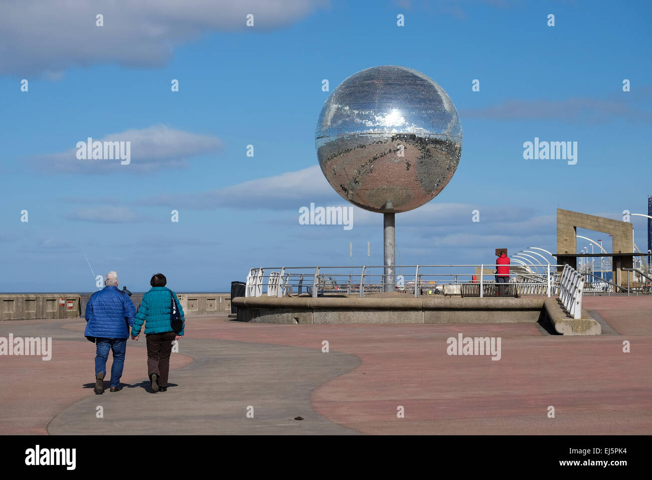 Blackpool, Lancashire : Giant Mirror Ball sur la promenade de Blackpool, sur la rive sud, près de Pleasure Beach Banque D'Images