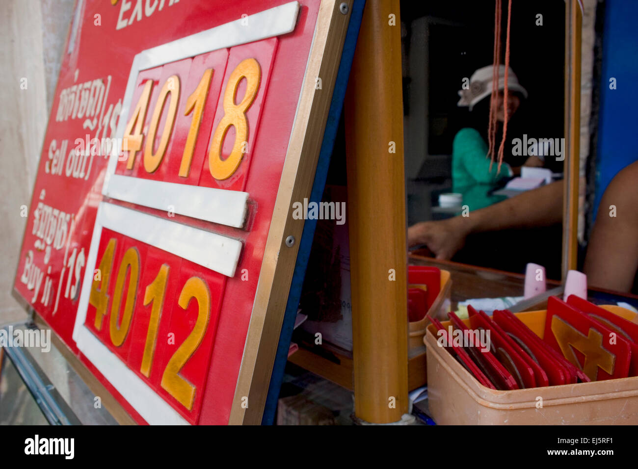 Les taux de change sont affichés sur un panneau à l'échange de la monnaie unique à Kampong Cham, au Cambodge. Banque D'Images