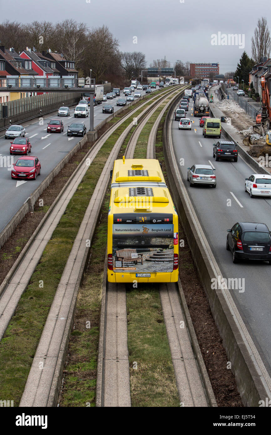 Visite guidée de la voie de bus, au milieu de l'autoroute A40, à Essen, Allemagne Banque D'Images