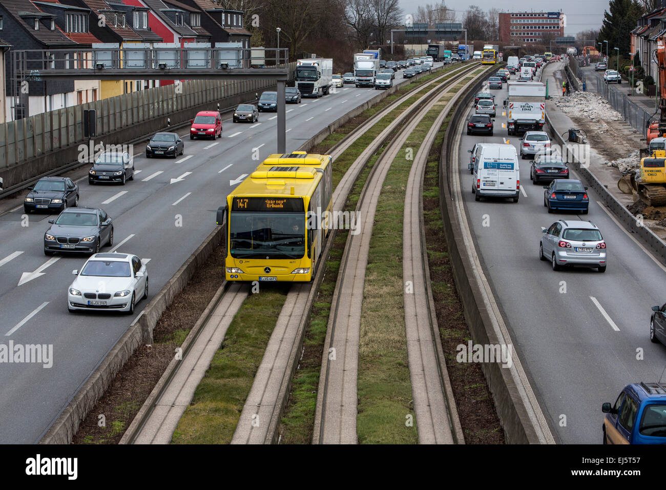 Visite guidée de la voie de bus, au milieu de l'autoroute A40, à Essen, Allemagne Banque D'Images
