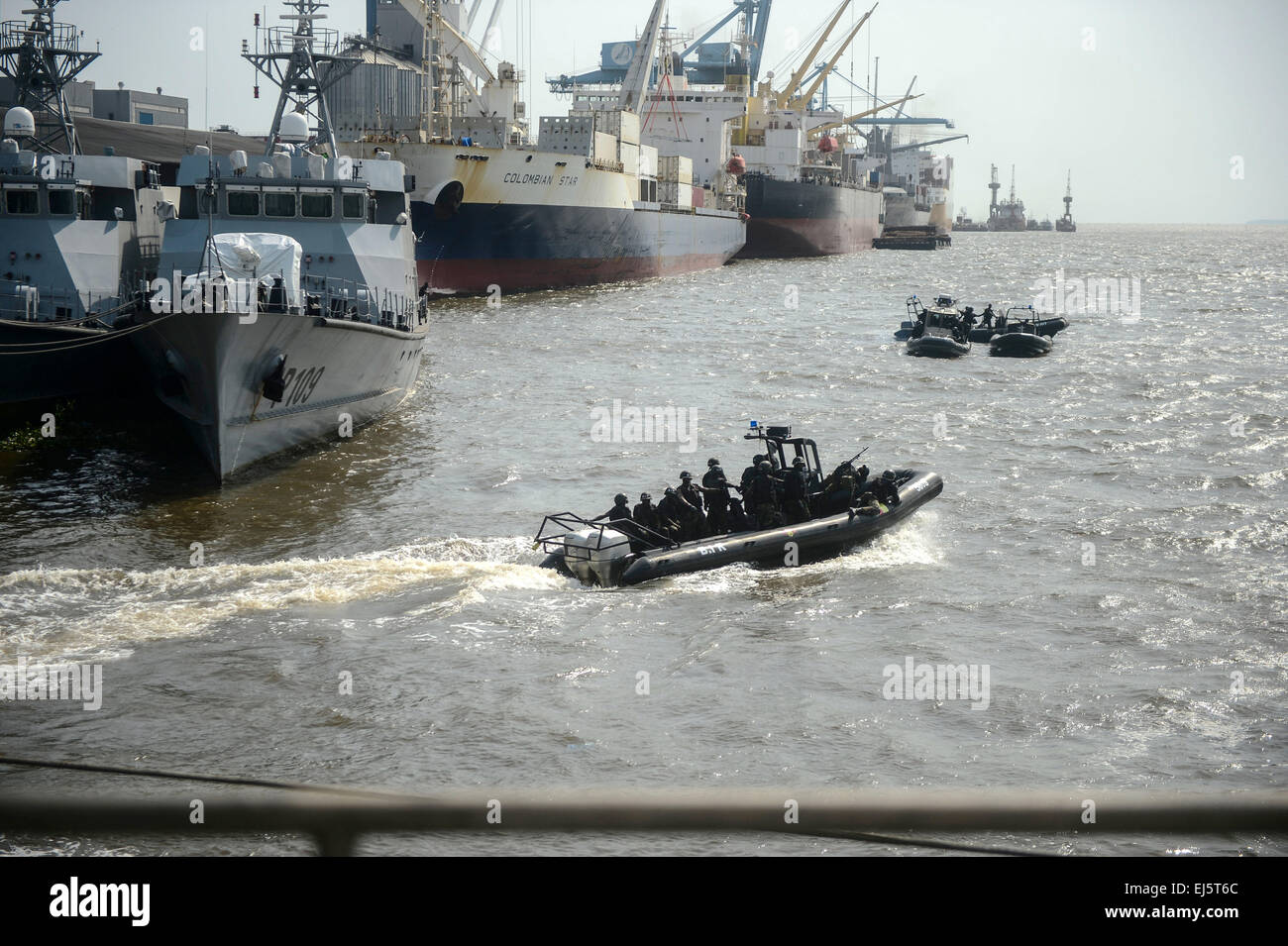 Les opérateurs spéciaux nous travailler avec des membres de commandos le bataillon d'intervention rapide camerounais pendant une visite, un conseil, une perquisition et saisie 12 Mars 2015 Formation dans le port de Douala, Cameroun. Lance est sur un déploiement prévu pour la sixième flotte américaine zone d'opérations à l'appui de la coopération internationale Programme de renforcement des capacités de partenariat de l'Afrique centrale. Banque D'Images