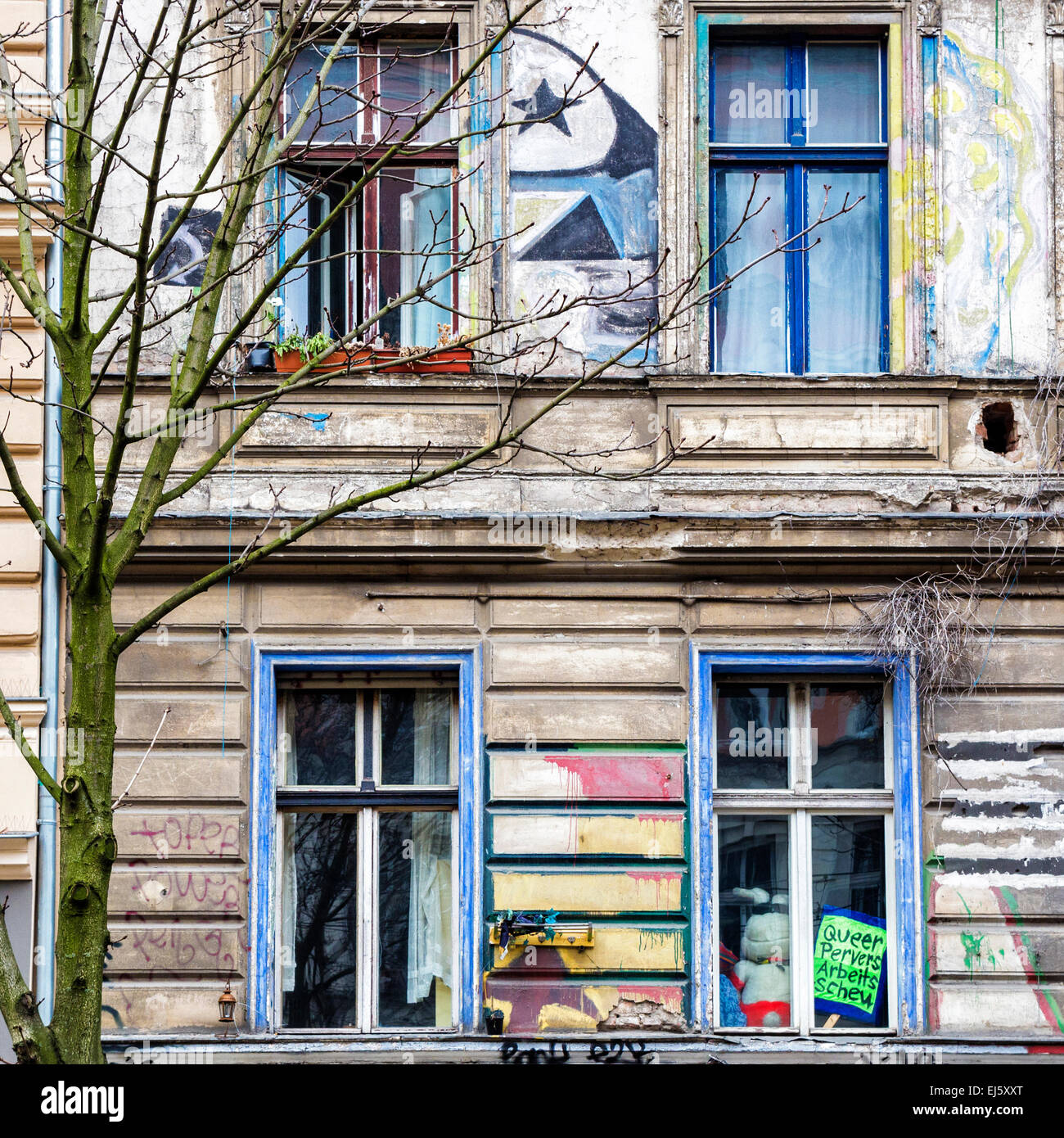 Kastanienallee 86, KA-86, ancien squat extérieur, façade, fenêtres et graffiti, Mitte, Berlin Banque D'Images