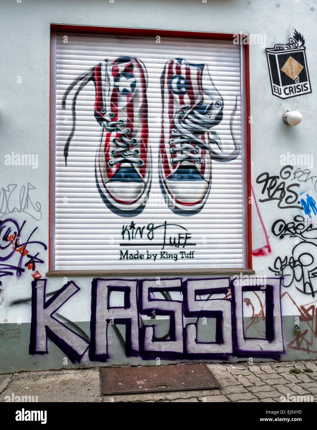 Publicité pour les formateurs, Converse Chuck Taylor mandrins après nommé  parmi les graffitis sur shop aveugle, Mitte Berlin Photo Stock - Alamy