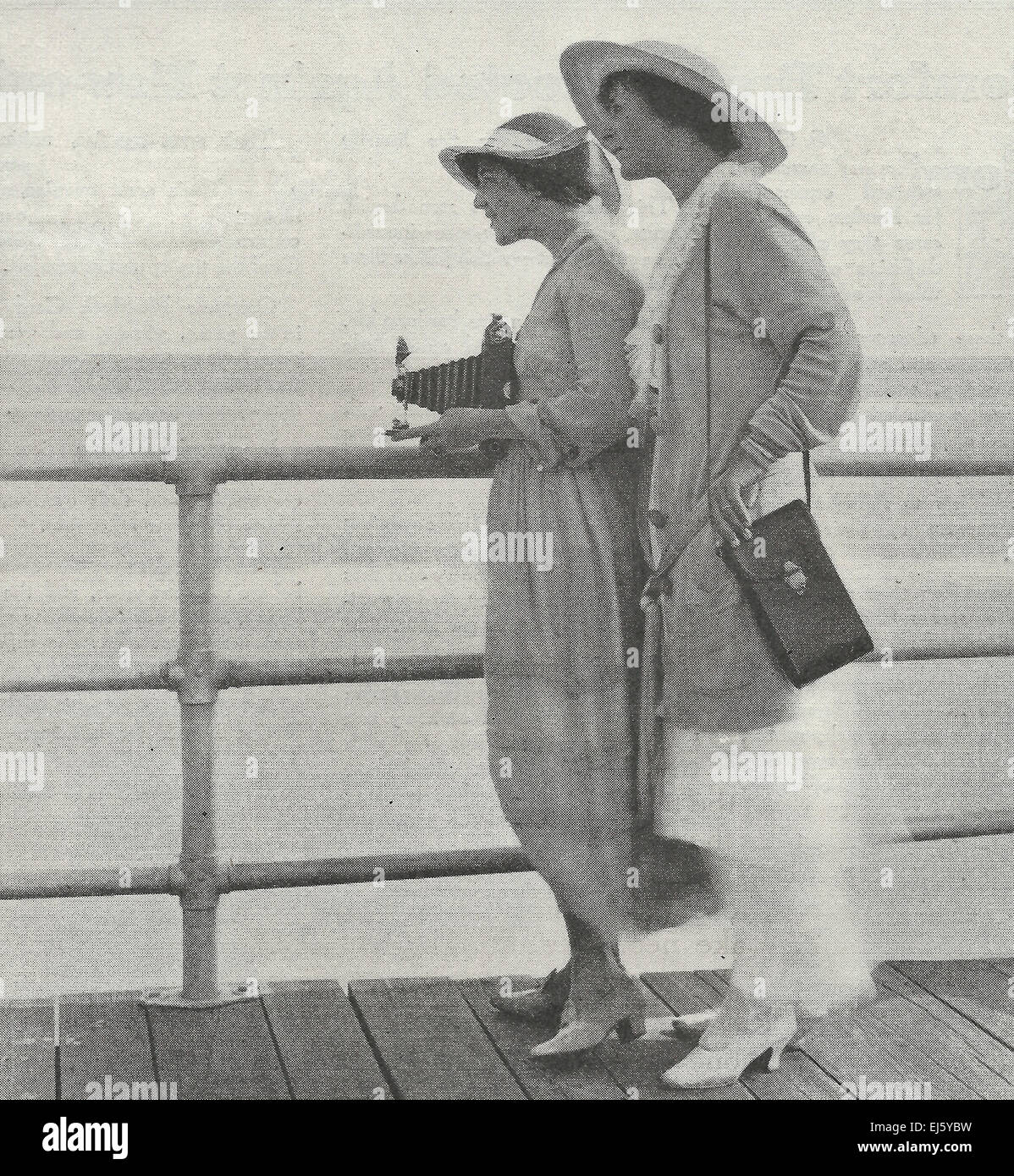 Deux dames de tir avec des appareils Kodak, vers 1916 Banque D'Images