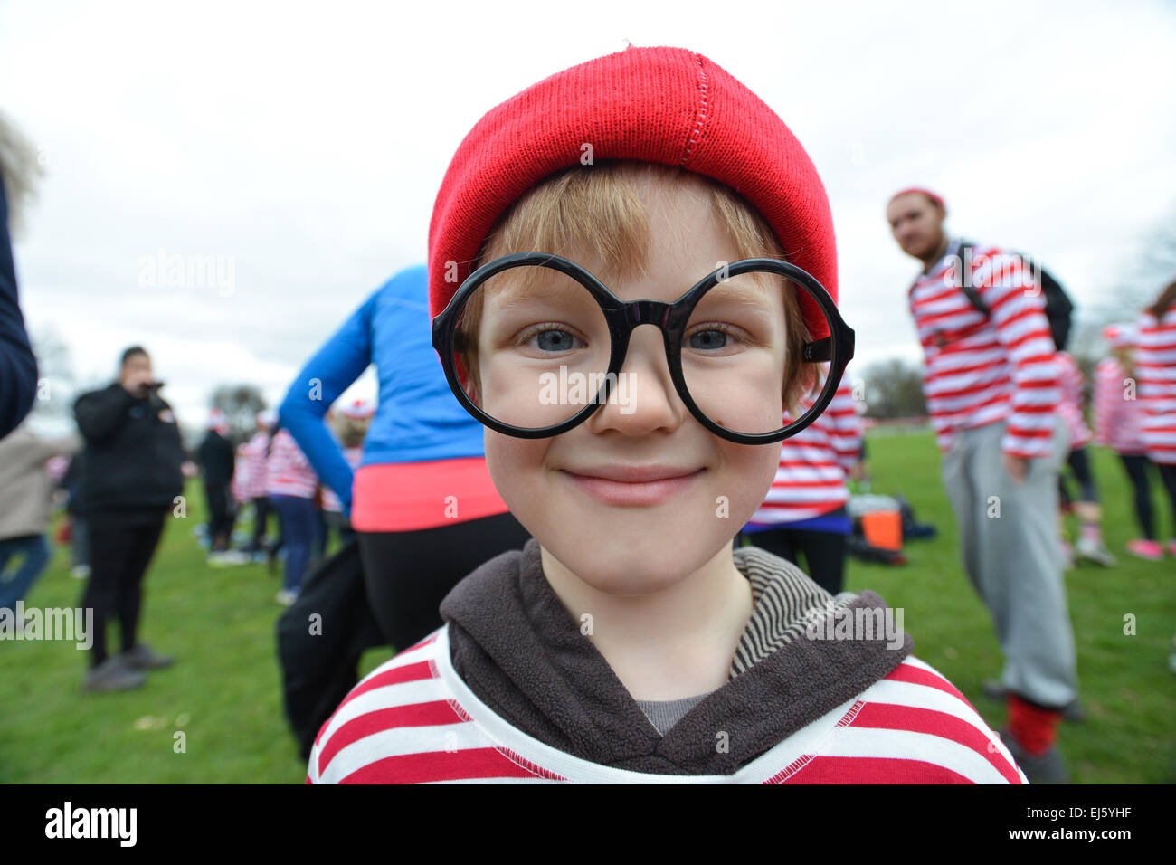 Victoria Park, London, UK. 22 mars 2015. Les coureurs se préparer pour la course. La Où est Wally ? Fun Run de National Literacy Trust a lieu à Victoria Park, London. Avec plus de 700 coureurs amusant de bienfaisance qui portaient tous des tenues Où est Wally Crédit : Matthieu Chattle/Alamy Live News Banque D'Images