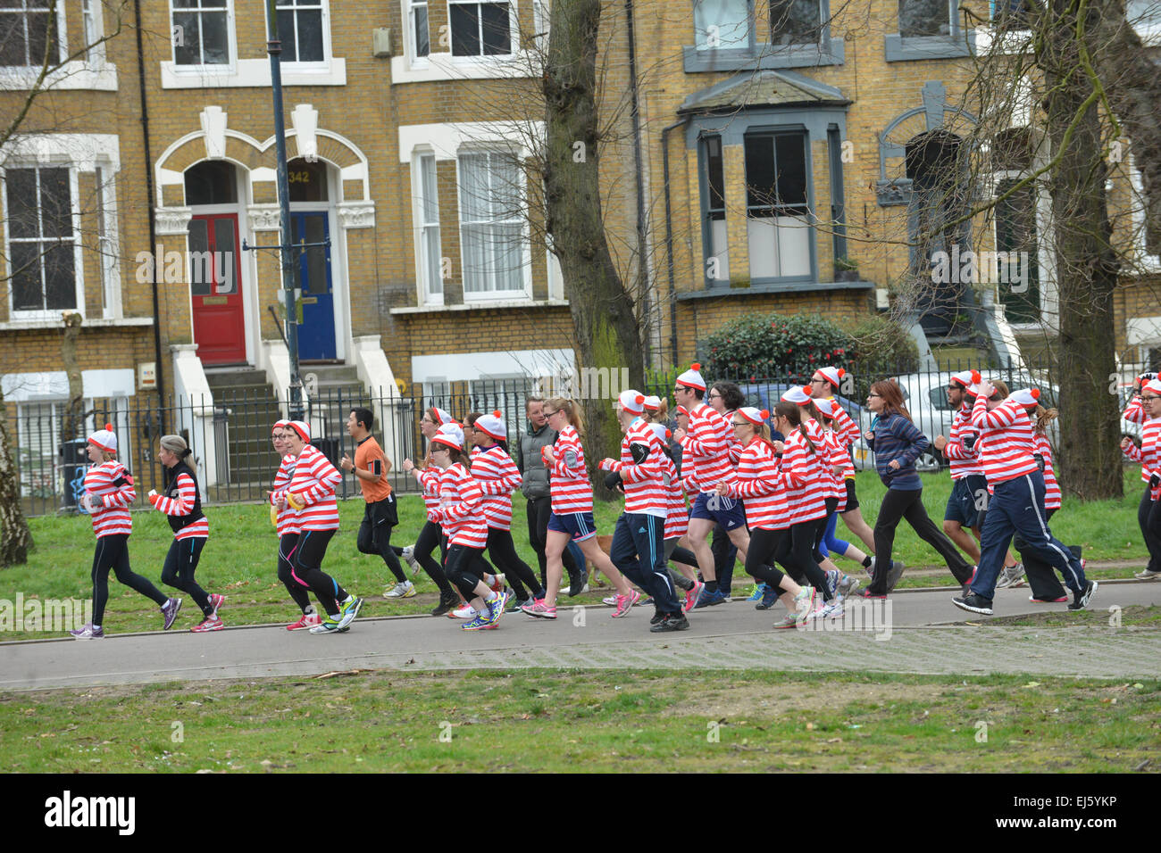 Victoria Park, London, UK. 22 mars 2015. La Où est Wally ? Fun Run de National Literacy Trust a lieu à Victoria Park, London. Avec plus de 700 coureurs amusant de bienfaisance qui portaient tous des tenues Où est Wally Crédit : Matthieu Chattle/Alamy Live News Banque D'Images