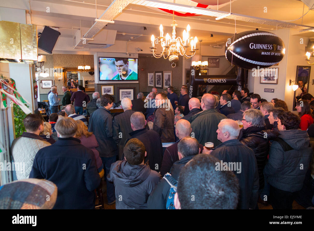 Fan de Rugby / fans foule bondée à l'ours - bar / pub public house. Twickenham, Royaume-Uni ; populaires les jours de match. Banque D'Images