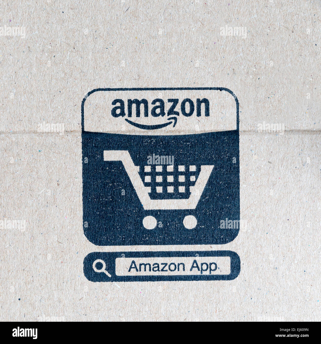 Symbole pour Amazon App sur les emballages en carton. L'app mobile en ligne permet de suivre les livraisons d'Amazon. Banque D'Images