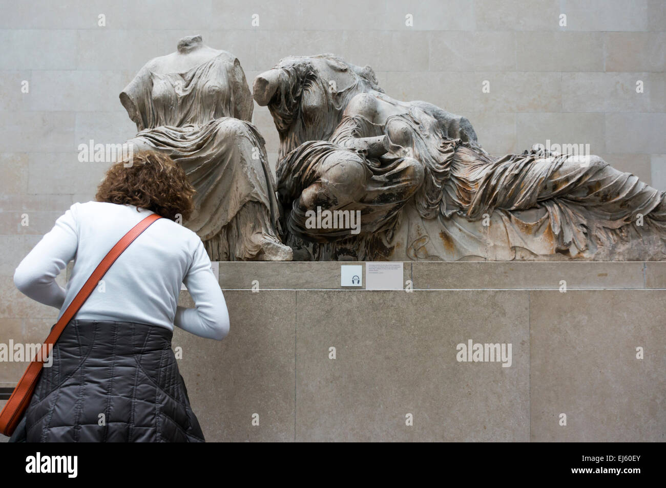 Marbres d'Elgin. Visiteur & sculpture de trois déesses du fronton est du Parthénon, éventuellement, Hestia, Aphrodite et Dioné. Banque D'Images